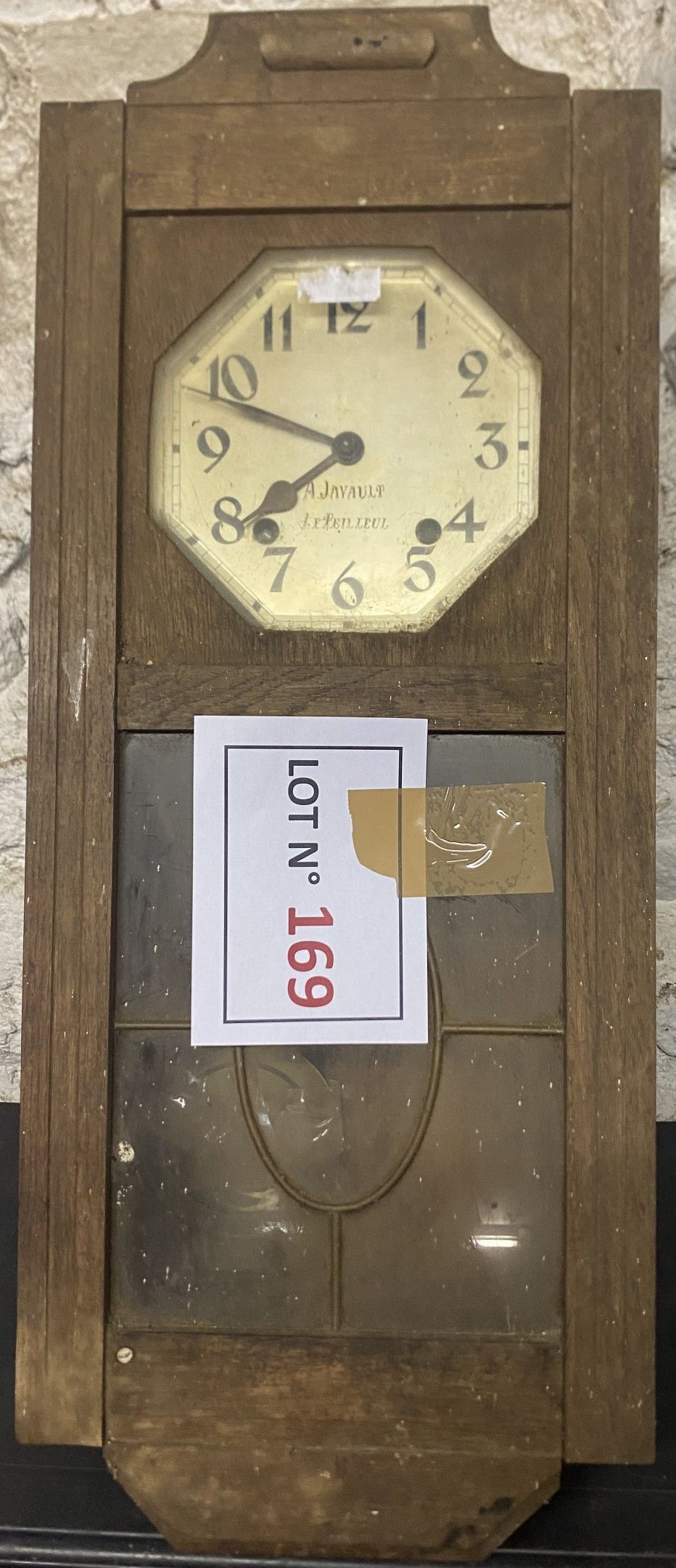 Carillon complet : Cadran signé A. Javault / Le Teilleul (Manche) en sa caisse (28X71Ht), avec clé et balancier. En l...