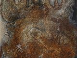 une vieille plaque métallique rouillée sur laquelle figure l'image d'un homme et d'une femme