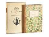 un vieux livre avec l'image d'un oiseau sur la couverture