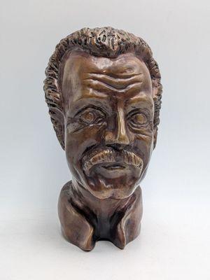 une statue représentant un homme avec une moustache et une moustache