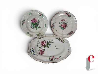 trois assiettes ornées de fleurs, posées sur un fond blanc