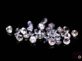 de très jolis diamants blancs sur un fond noir