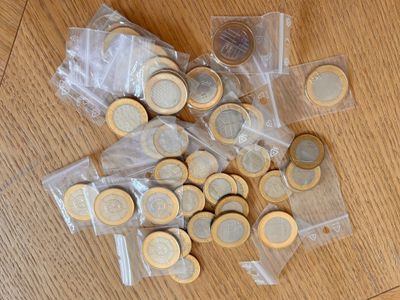 un tas de pièces posé sur une table à côté d’une pièce