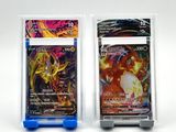 deux cartes pokemon dans un étui en plastique sur une surface blanche
