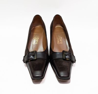 paire de chaussures noires pour femme avec un nœud sur le bout