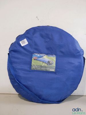 un coussin rond bleu sur lequel est représenté un avion
