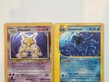 Deux cartes Pokémon sont posées l'une à côté de l'autre sur une table.