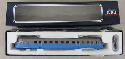 un train bleu et blanc dans une boîte posée sur une table