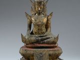 l'image d'une statue représentant une personne assise en position de lotus