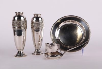 trois vases en argent posés l'un à côté de l'autre sur une table