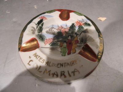 une assiette avec une image dessus, posée sur une table