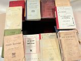 un grand nombre de livres posés sur une table