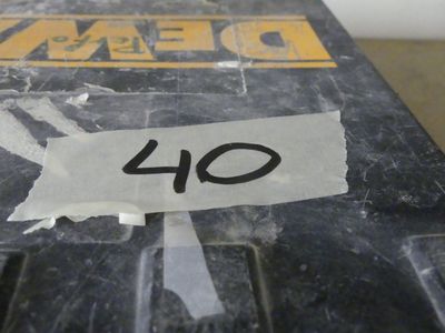 un gros plan d'une boîte sur laquelle est collé un autocollant