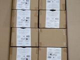 plusieurs boîtes sont empilées les unes sur les autres dans un carton