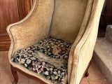 une chaise placée devant une bibliothèque