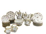 une image d'un groupe de plats, de tasses et de soucoupes en porcelaine