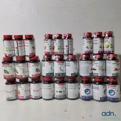 de nombreux pots de confiture empilés les uns sur les autres