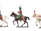 trois figurines représentant des hommes en uniforme à cheval, posées sur un fond blanc
