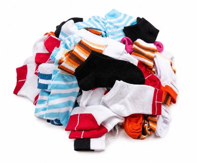 de nombreuses paires de chaussettes sur fond blanc