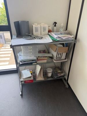 un bureau surmonté d'un ordinateur dans une pièce