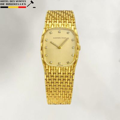 une image représentant une montre en or dont le cadran est orné de diamants