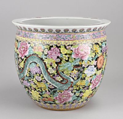 une image représentant un vase orné d'un dragon et de fleurs