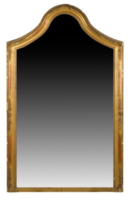 un miroir à cadre doré accroché à un mur blanc, sur fond noir