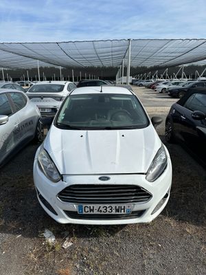 plusieurs voitures garées dans un parking couvert