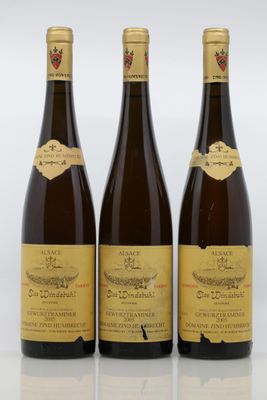 trois bouteilles de vin posées l'une à côté de l'autre sur une table