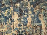 une tapisserie accrochée au mur d'une pièce