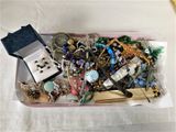 un plateau de bijoux variés posé sur une table