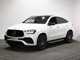 Le SUV Mercedes GLE est garé dans une pièce blanche