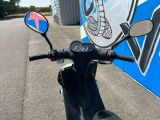 un scooter garé devant un bâtiment