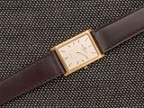 un gros plan d'une montre montée sur un bracelet en cuir marron