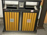 deux poubelles placées l'une à côté de l'autre dans une pièce