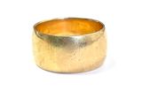 gros plan d'une bague en or sur une surface blanche