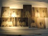 de nombreuses vieilles photos d'hommes et de femmes accrochées au mur