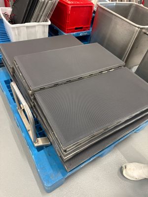 un tas de tôles posées sur une palette dans un entrepôt