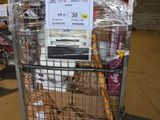 un chariot rempli de beignets dans un magasin où est accrochée une enseigne