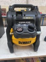 Un compresseur portatif DEWALT CORDLESS 10 Litres 18VXR de 2… (photo 2)