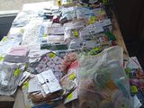 de nombreux sacs de provisions posés sur une table devant une fenêtre