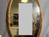 une image représentant un miroir posé sur une chaise bleue