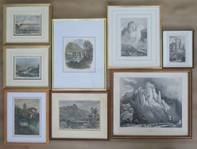 de nombreuses photos accrochées au mur d'une pièce
