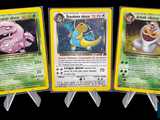 Trois cartes Pokémon sont représentées en ligne sur un fond noir
