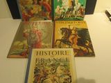 Plusieurs livres sont posés sur une table devant un miroir.