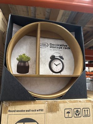 une boîte contenant une horloge et une plante