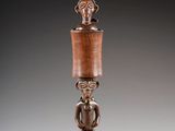 une image représentant une sculpture en bois d'un homme tenant un objet en bois