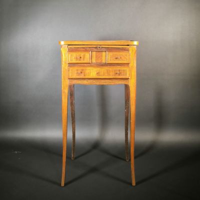 une photo d'une petite table en bois avec des tiroirs