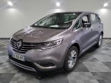 la voiture grise est garée sur un sol en damier dans le garage