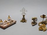 un grand nombre d'objets différents posés sur une table